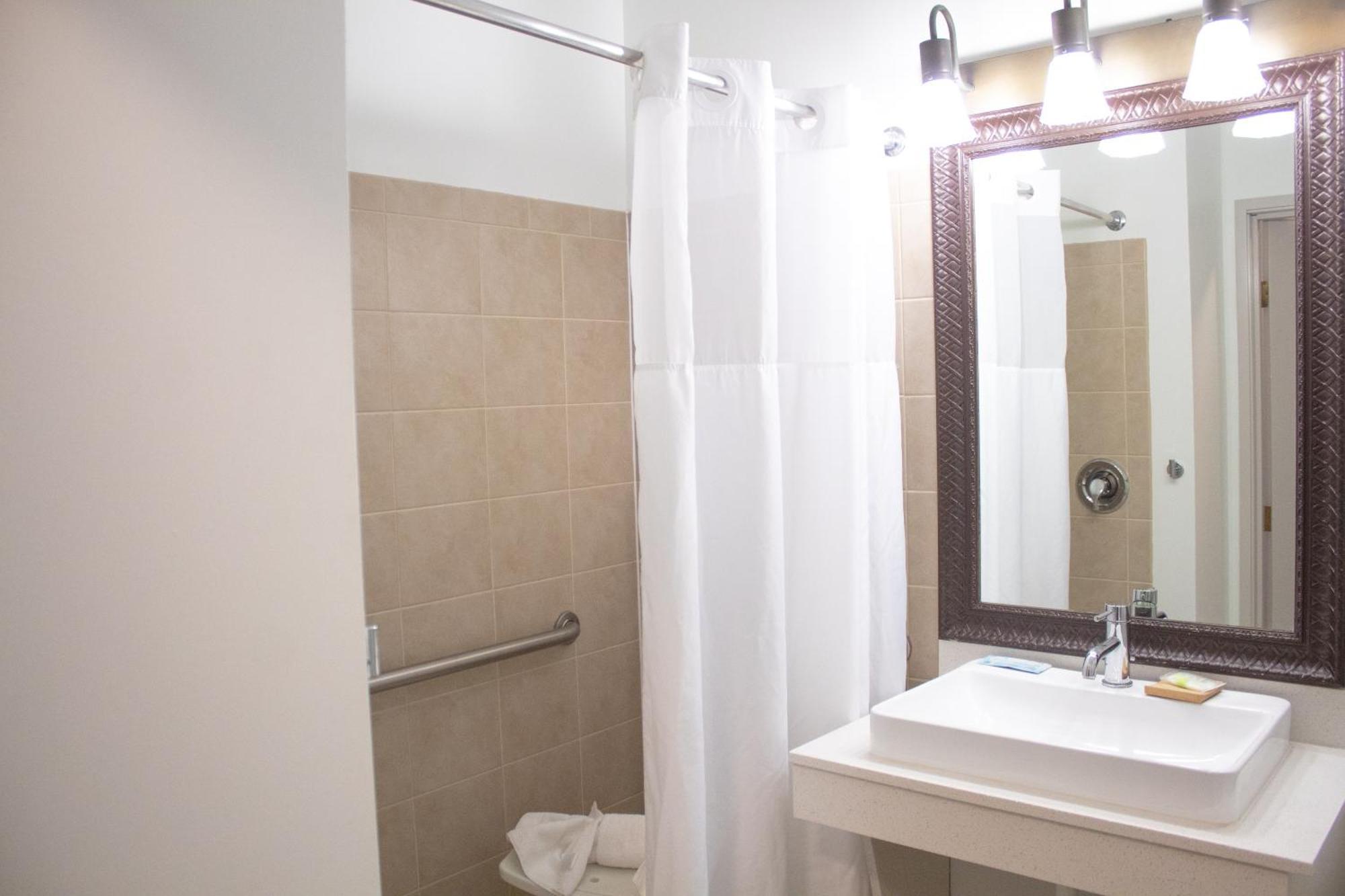 Country Inn & Suites By Radisson, Big Rapids, Mi Eksteriør billede
